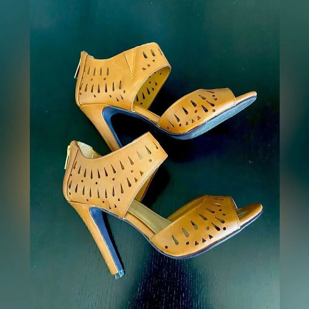 Tan Open toe perforated 4” heels 6M